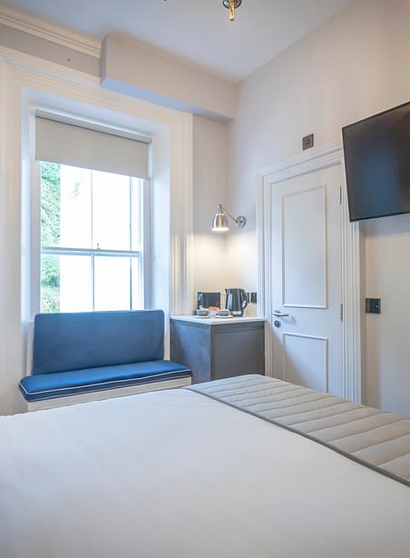 Room 5 | Double Room En-Suite | multi pane sash windows